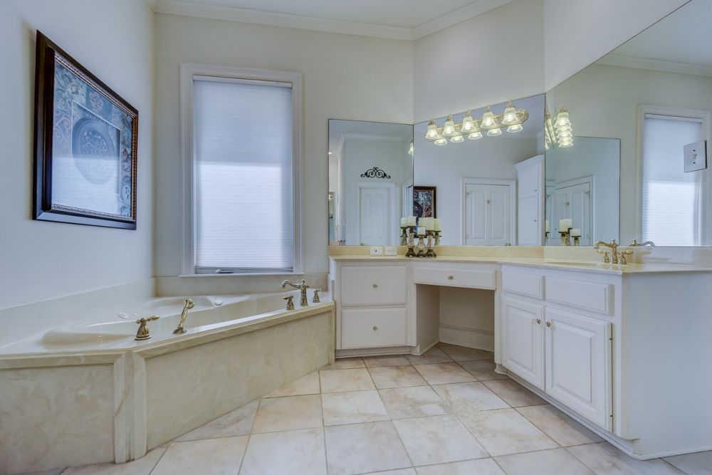 Kakling av badrum är en viktig och populär del av inredning och renovering när det kommer till badrumsdesign