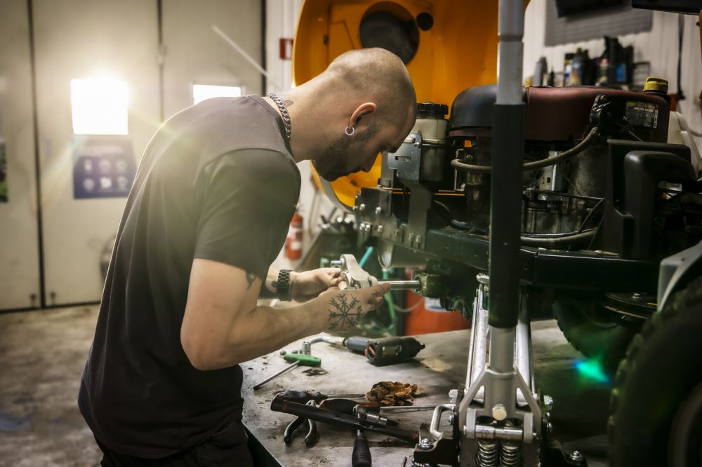 Motorsåg  säkerhet, val och skötsel för tryggare arbete i skog och trädgård
